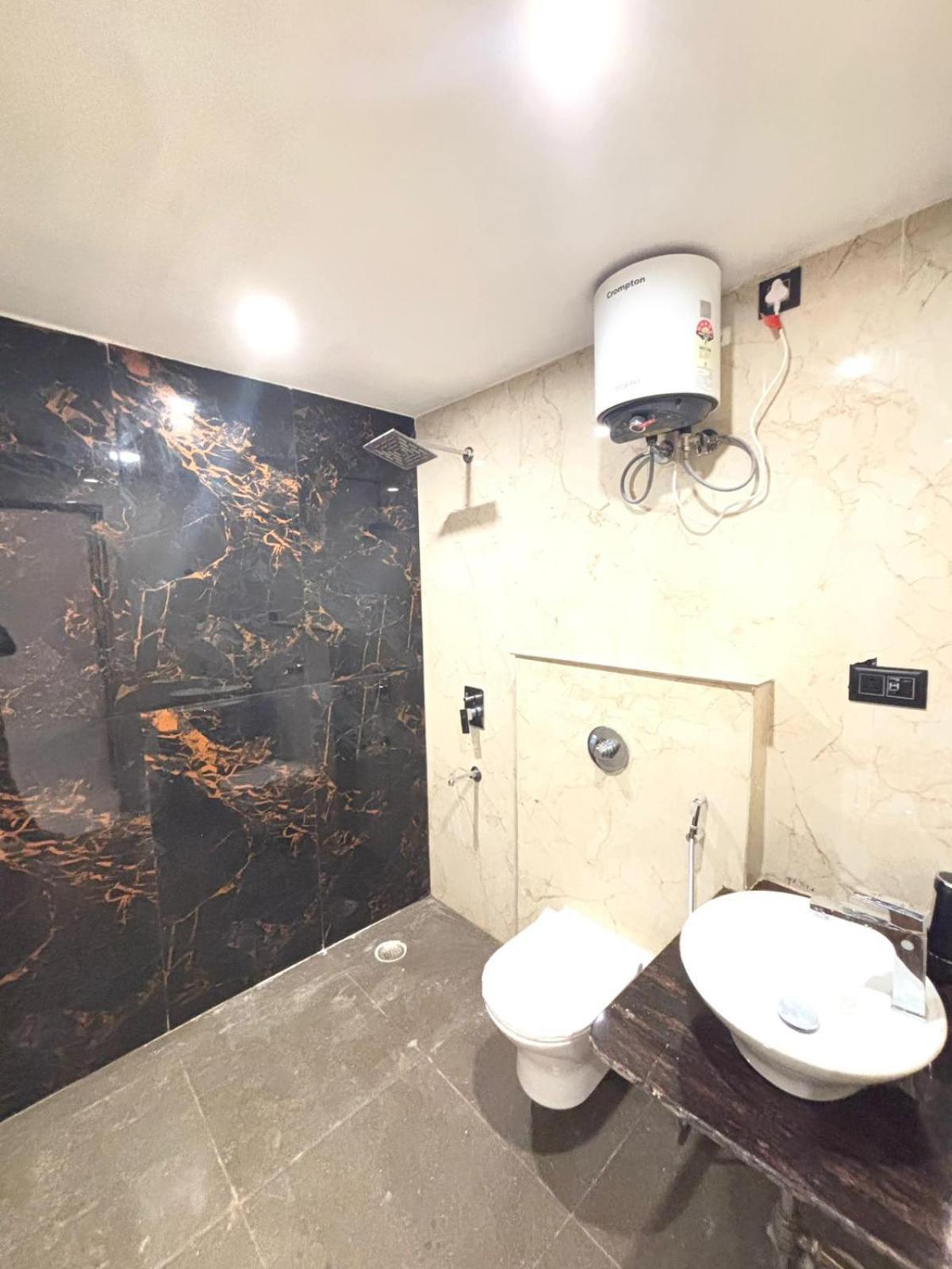 Hotel Omkar Palace Ayodhya Экстерьер фото