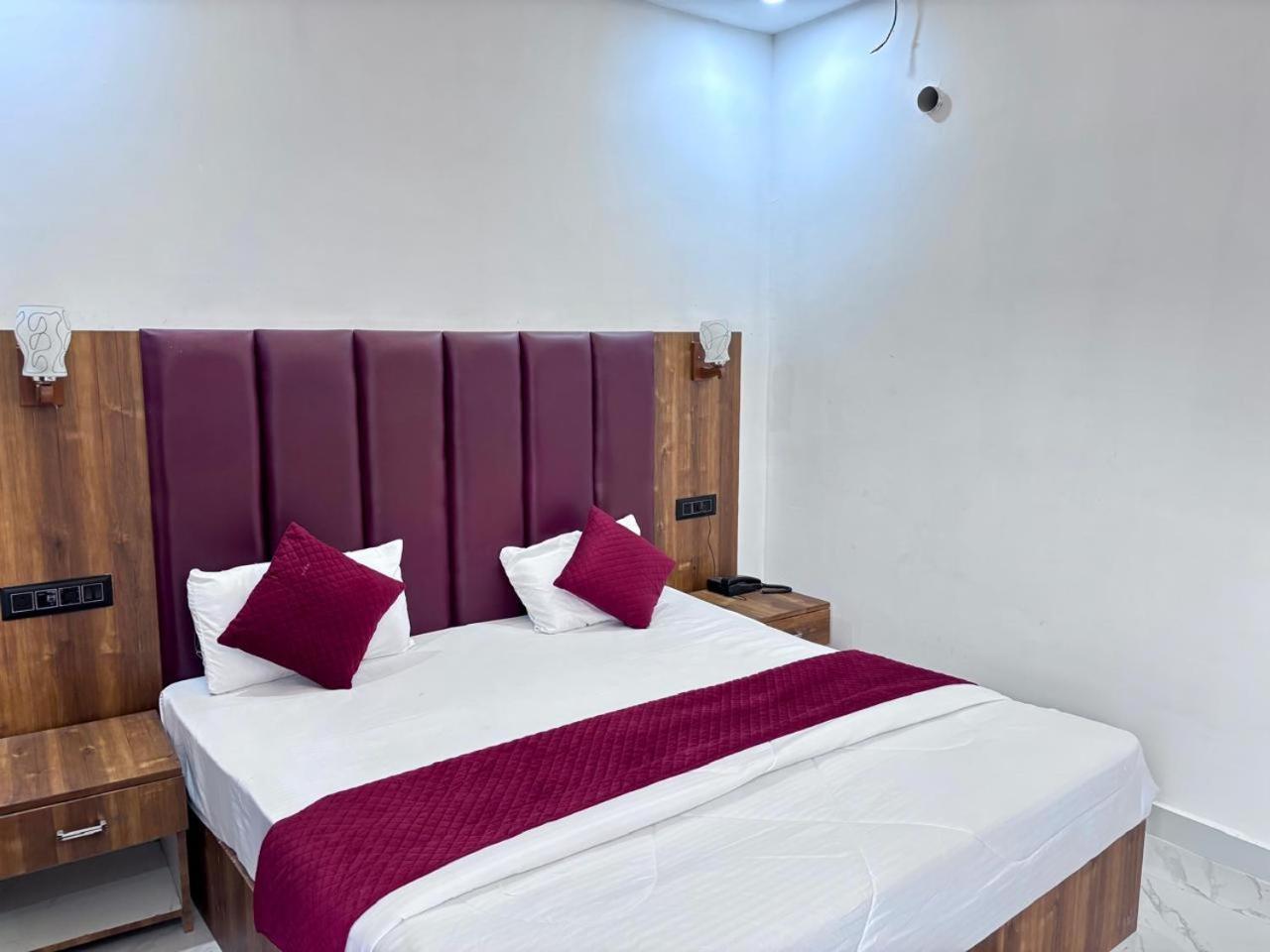 Hotel Omkar Palace Ayodhya Экстерьер фото