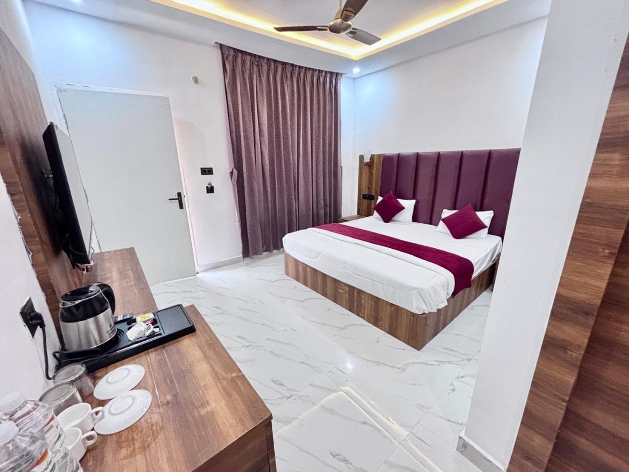 Hotel Omkar Palace Ayodhya Экстерьер фото