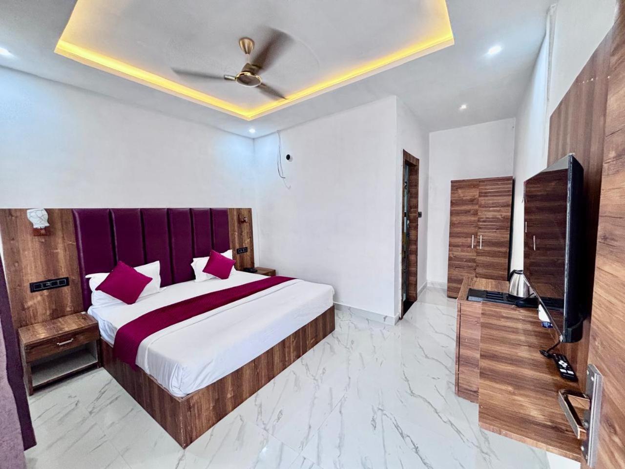 Hotel Omkar Palace Ayodhya Экстерьер фото